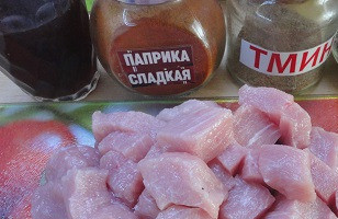 1. Этап. Венгерский гуляш с вином: Мясо нарезать кубиками 3 х 3 см.