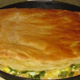 Слоеный пирог с сыром и яйцом