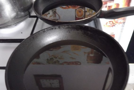 1. Этап. Пончики без дрожжей: Разогреваем масло для жарки.