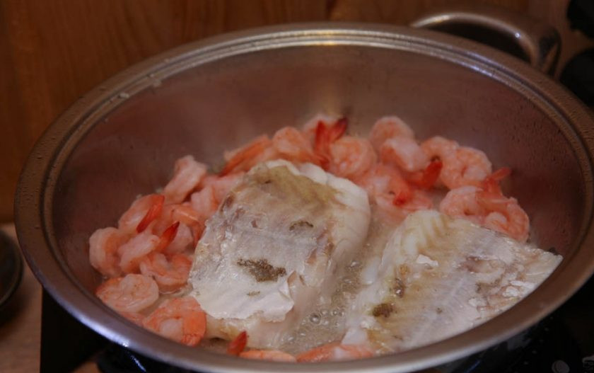 1. Этап. Рыбное филе, жаренное с овощами и креветками: Креветки разморозьте и очистите. Добавьте их к рыбе и также обжарьте в течение нескольких минут. Если креветки были сырыми, то на это уйдет немного больше времени.