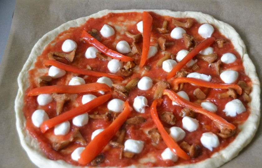 1. Этап. Пицца Суприм: Выложите моцареллу, грибы, полосками уложите болгарский перец.