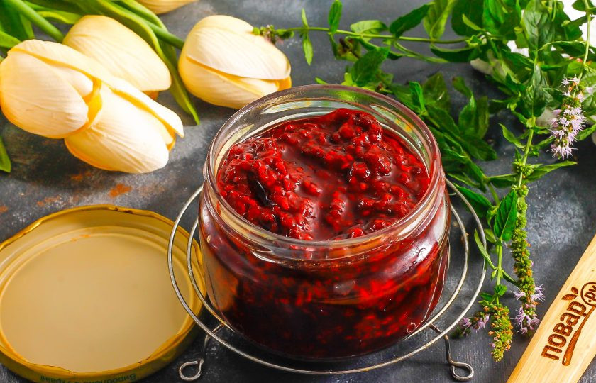 1. Этап. Силт из малины на зиму: Ошпарьте банку и крышку кипятком, выложите в нее джем.