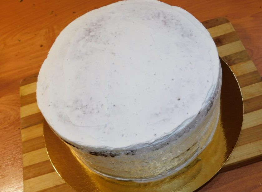 1. Этап. Торт Михалыч: Соберите весь торт полностью. Поставьте в холодильник и дайте ему застыть в течение нескольких часов.