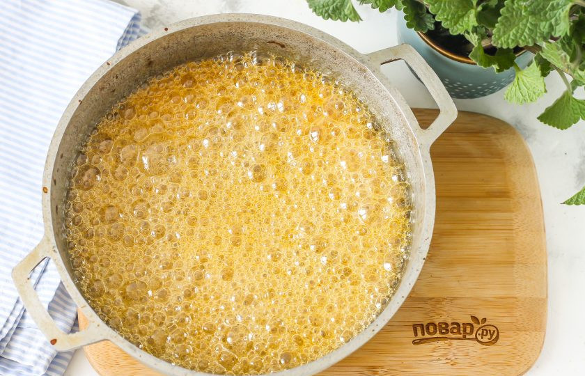 1. Этап. Имбирные пряники на жженом сахаре: К этому времени сахарный сироп станет карамельного цвета. Доведите его до темно-коричневого цвета и выключите нагрев. Слегка остудите сироп.