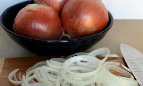 1. Этап. Свинина запеченная в мультиварке: Лук порежьте кольцами.