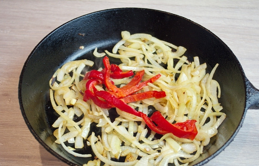 1. Этап. Киш классический: К обжаренному луку добавьте нарезанный болгарский перец.