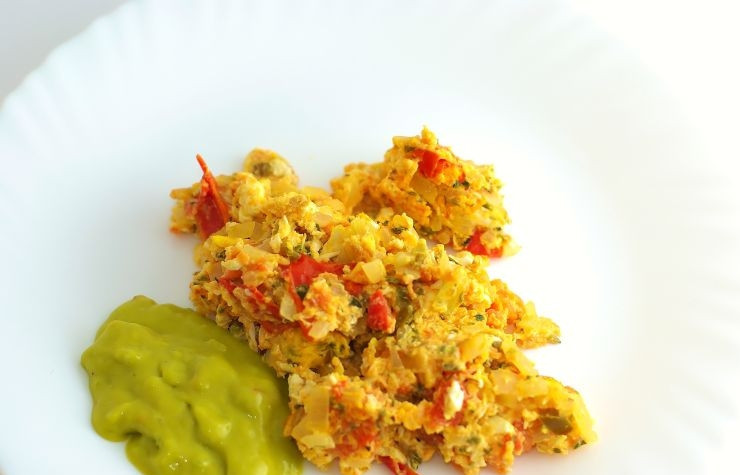 1. Этап. Яичница с помидорами: Яичницу подаем с нарезанными острыми перчиками и с соусом сальса или с соусом гуакамоле. Приятного аппетита!