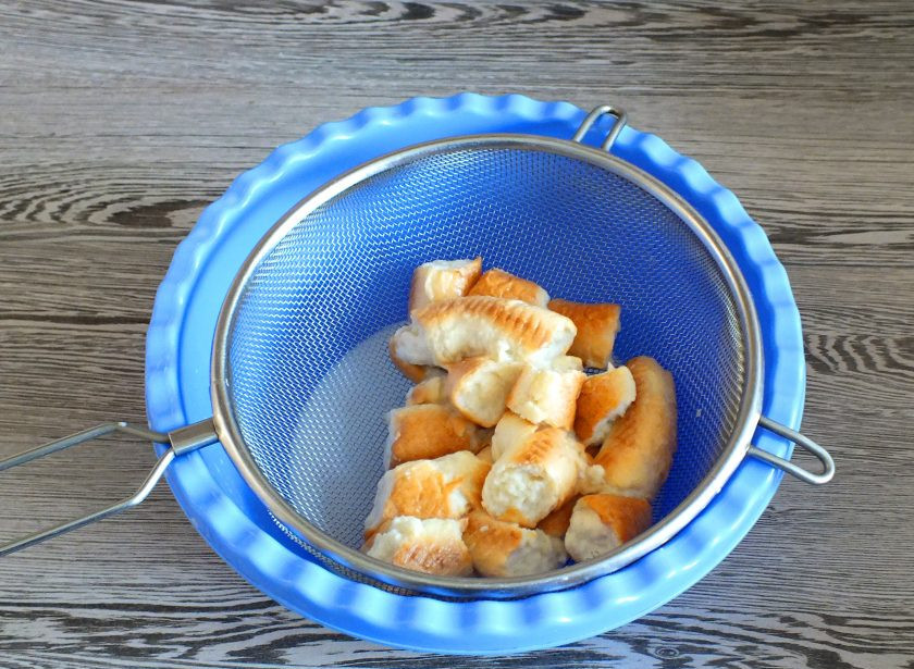 1. Этап. Мини-пиццы из баранок: Затем откиньте на дуршлаг и дайте стечь жидкости.