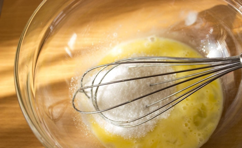 1. Этап. Кексы простые на молоке: 4. В другую миску вбиваю яйцо, добавляю соль и сахарный песок, взбиваю венчиком.