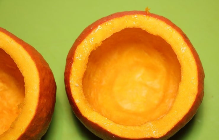 1. Этап. Тыква с мясом: Тыквы промойте и удалите мякоть с помощью ложки. Натрите тыкву внутри солью и перцем.