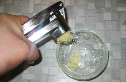 1. Этап. Рулет из лаваша с ветчиной и сыром: 1. Чтобы лаваш не был сухим, а закуска получилась пикантной, пропустите через пресс чеснок.