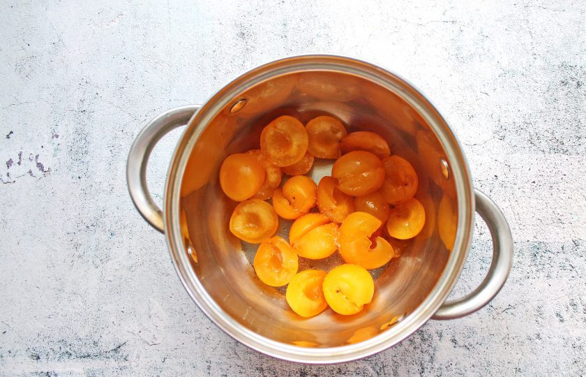 1. Этап. Джем из желтой сливы: Сливы вымойте, дайте воде стечь и удалите косточки. Выложите сливы в кастрюлю с толстым дном или таз для арки варенья.