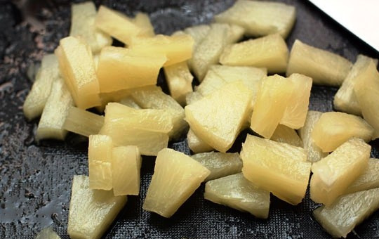 1. Этап. Котлеты из индейки с кисло-сладким соусом: Через пару минут добавляем в кастрюлю и сами ананасы, нарезанные небольшими кубиками. Варим 5-7 минут на среднем огне.