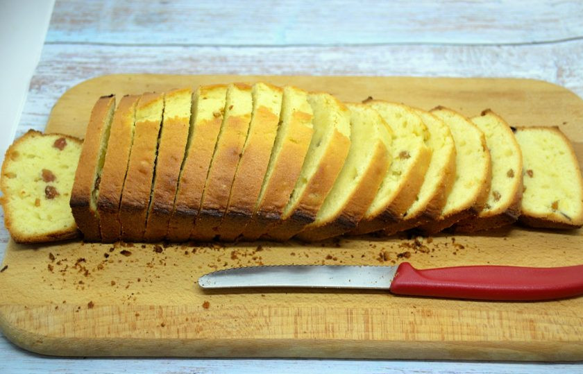 1. Этап. Московские хлебцы: Нарежьте ломтиками толщиной 1-1,5 сантиметра.