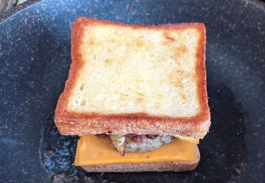 1. Этап. Сэндвич «Патти Мелт» с индейкой: Кладём на горячую сковороду, обжариваем по 2-3 минуты на среднем огне с каждой стороны.