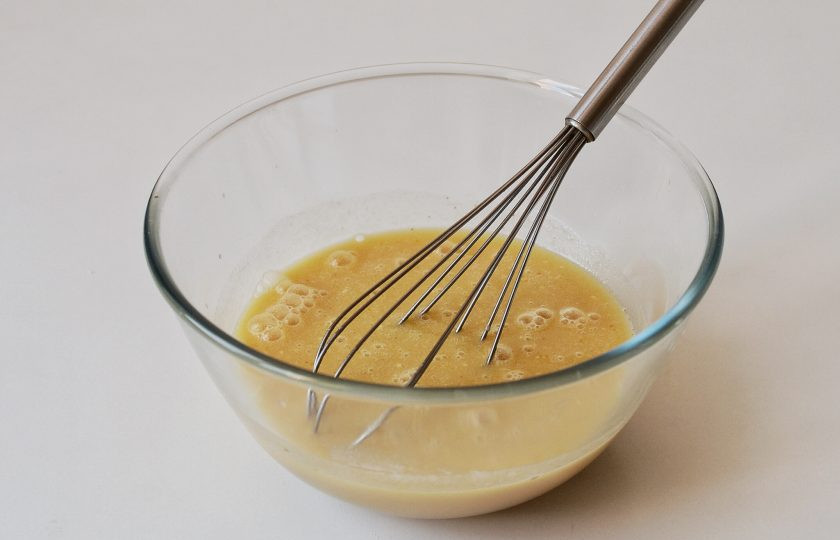 1. Этап. Постный морковный кекс: В другой миске смешайте яблочное пюре, ванильный экстракт и растительное молоко. Добавьте растопленный маргарин и сахар. Еще раз перемешайте.