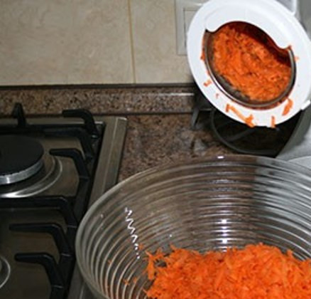 1. Этап. Заправка для борща: Подготовьте овощи. Помойте, очистите. Морковь натереть. Можно использовать мясорубку.