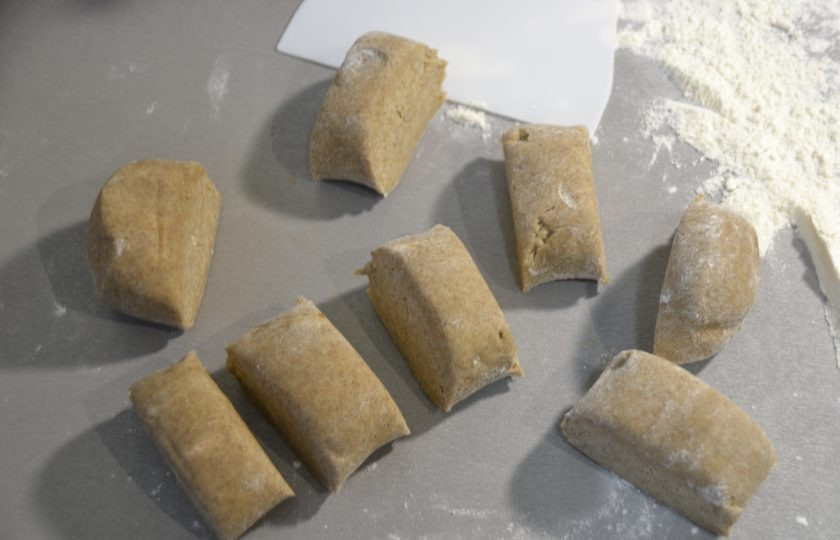 1. Этап. Перепечи с грибами: Из теста скатайте колбаску и разделите её на равные кусочки.