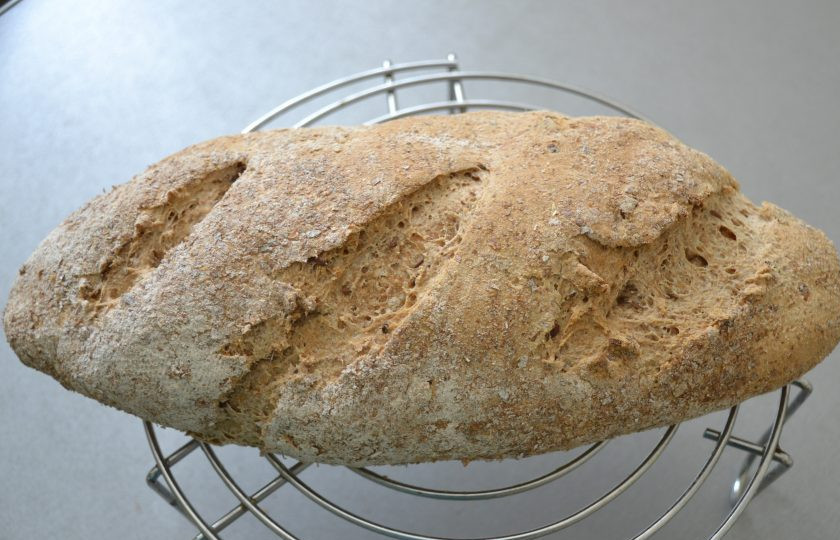 1. Этап. Мультизерновой хлеб: Испеченный хлеб уложите на решетку и дайте ему полностью остыть до комнатной температуры. Резать хлеб в это время нельзя, так как процесс выпечки еще не закончен.