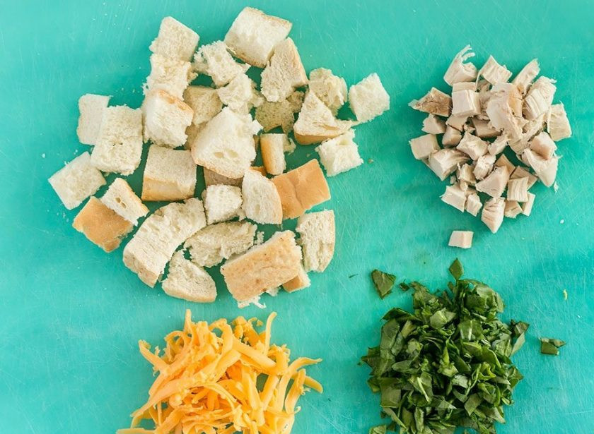 1. Этап. Завтрак в чашке за 5 минут: 1. Нарежьте или поломайте хлеб на кусочки. Вымойте и мелко нарежьте любую зелень, нарежьте кусочками отварное мясо и натрите на терке сыр.