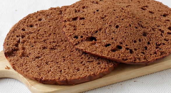 1. Этап. Торт сметанный классический рецепт: 7. Готовые коржи нужно подрезать немного по форме тарелки, на которой будет подаваться торт. Затем аккуратно разрезать вдоль на 2 коржа каждый. А обрезки станут отличным украшением.