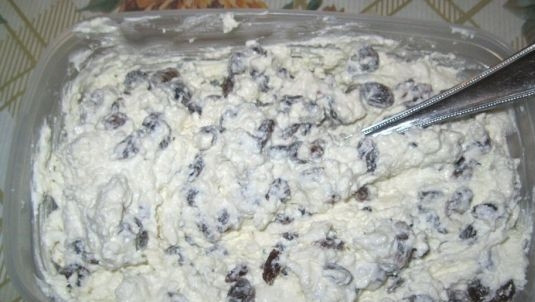 1. Этап. Торт с печеньем и творогом: 3. Заранее подготовьте изюм: выложите его в миску и залейте кипятком, оставьте на 10 минут, затем слейте воду и переложите его к творогу, перемешайте.