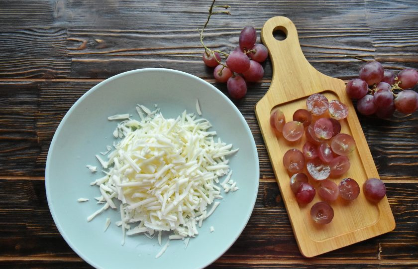 1. Этап. Пицца с курицей и соусом песто: Сыр моцарелла натрите на терке. Виноград разрежьте пополам и удалите косточки (при наличии).