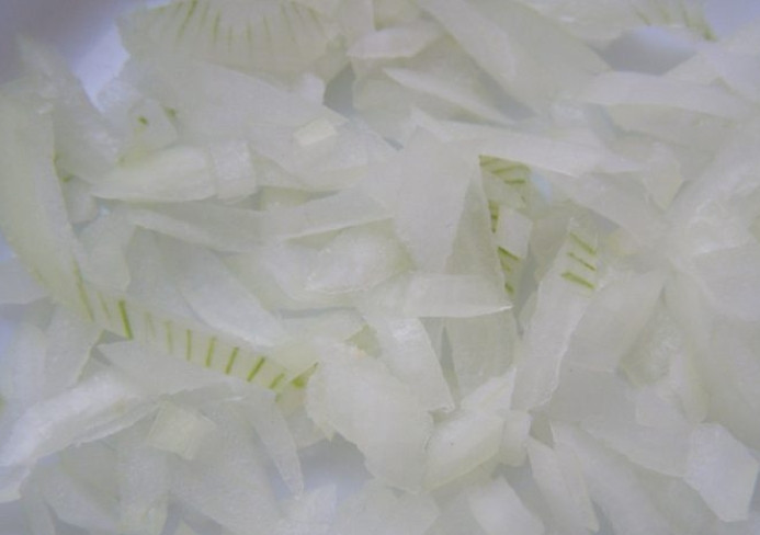 1. Этап. Салат из кукурузы и яиц: Измельчаем репчатый лук.