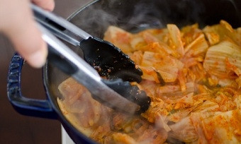 1. Этап. Рыбный суп из скумбрии: Капусту помойте, купно нашинкуйте и отправьте в сотейник обжариваться на растительном масле.