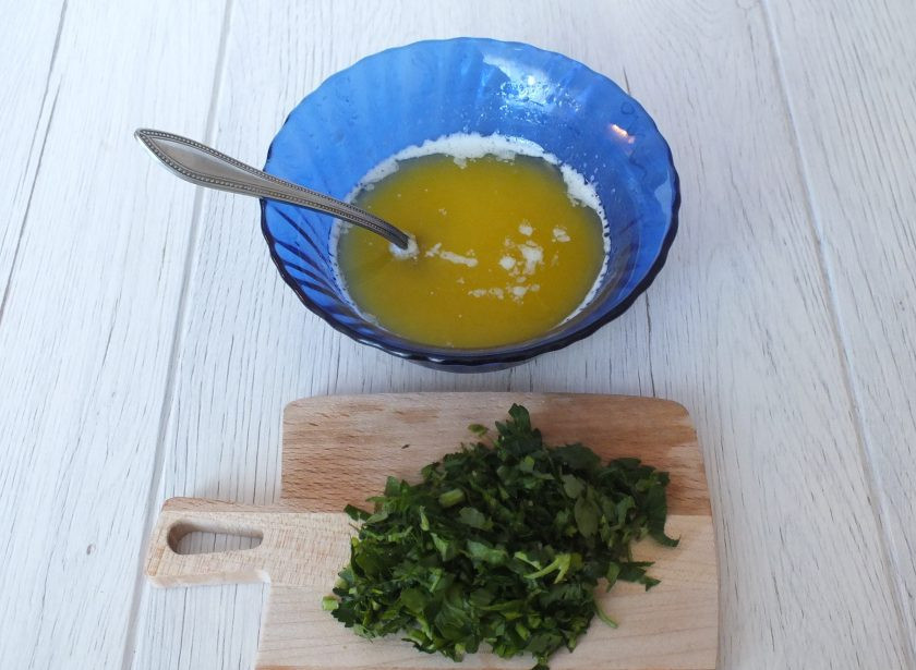 1. Этап. Горбуша с ананасами в духовке: Измельчите петрушку и добавьте в маринад. Размешайте.