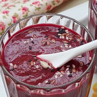 Свекольный смузи со шпинатом и семечками