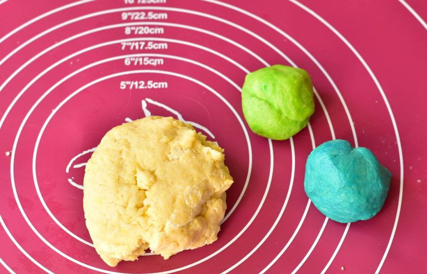 1. Этап. Печенье Карандаши: Разделите тесто на 2 маленьких куска и 1 большой. В маленькие добавьте по 2 капли пищевого красителя, хорошо перемешайте эти куски.