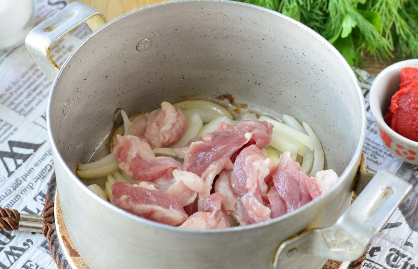 1. Этап. Бефстроганов с гречкой: Налейте на дно кастрюли немного масла, разогрейте не среднем огне и выложите свинину с луком.