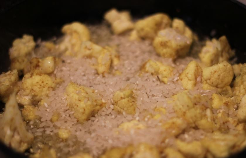 1. Этап. Рисовая запеканка с цветной капустой и сыром: Цветную капусту обжарить на сковородке в масле в течении 2-3 минут на сильном огне. Затем к капусте добавить рис и обжаривать еще около 2 минут.