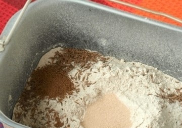 1. Этап. Бородинский хлеб в хлебопечке Панасоник: 4. Посолите, добавьте кориандр, поместите в центр дрожжи.