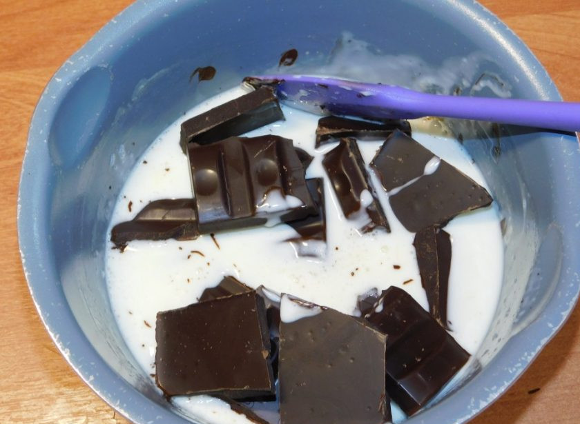 1. Этап. Торт Рандеву: Затем добавьте в них шоколад, поломанный на кусочки. Размешивайте до полного его растворения. Смесь остудите.