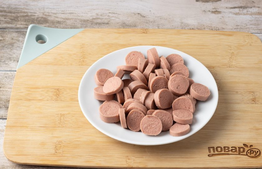 1. Этап. Картофельная запеканка с сосисками и грибами: Сосиски порежьте кружочками.