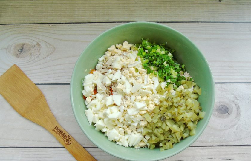 1. Этап. Салат Оливье с курицей, сладким перцем и оливками: Мелкими кубиками нарежьте маринованный огурец.