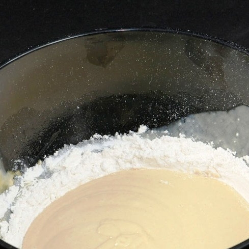 1. Этап. Блинчики на кислом молоке: Добавить одну чашку муки и соду. Перемешать.