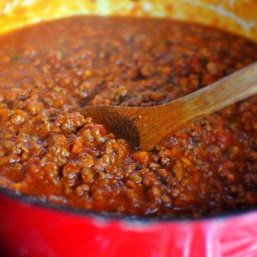 1. Этап. Болоньезе: 9. Доведите соус до кипения, затем понизьте огонь до медленного и оставьте под полуприкрытой крышкой тушить на 2,5 часа. Периодически помешивайте.