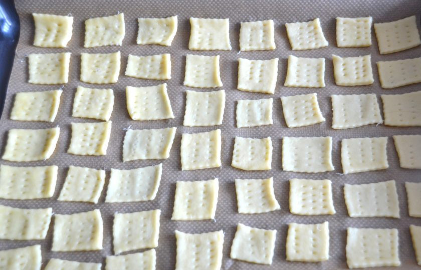 1. Этап. Итальянские крекеры: Раскатайте тесто в тонкий пласт толщиной примерно 2-3 мм. Нарежьте в произвольной форме, выложите на лист для выпечки, сделайте проколы вилкой. Смажьте эмульсией, приготовленной из 20 мл. воды и 20 мл. оливкового масла.