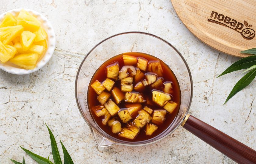 1. Этап. Кисло-сладкий соус с ананасами китайский: Добавьте ананасы и проварите 1 минуту.