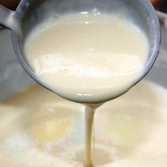 1. Этап. Блинчики со сливами: Затем вводим в тесто оставшееся молоко и растительное масло. Хорошенько перемешиваем, и вуа-ля - тесто для блинчиков готово.