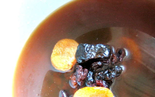 1. Этап. Сладкий суп из сухофруктов: Переместите сухофрукты в кастрюльку, залейте яблочным соком. Варите на медленном огне.