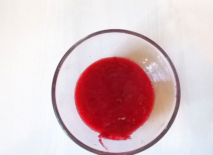 1. Этап. Зефир из клюквы: Клюкву пробейте блендером и протрите массу через сито. Понадобится 150 грамм.