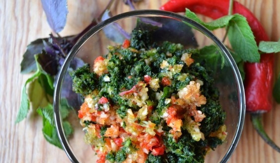 1. Этап. Ткемали: Через мясорубку пропустите зелень, чеснок и перец. Далее добавьте их в пюре на плите. Мешайте всё и доведите до кипения.