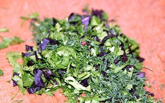 1. Этап. Баклажаны в аджике: Моем, сушим, крупно режем зелень.