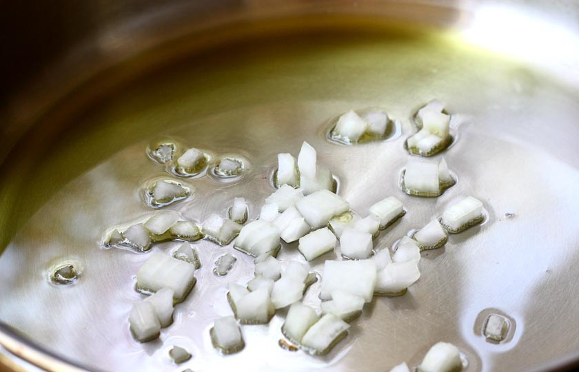 1. Этап. Соус томатный: 1. Луковицу почистите и нарежьте кубиками. В сковороде на среднем огне разогрейте масло и обжарьте лук, помешивая, пока он не станет прозрачным.