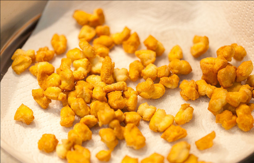 1. Этап. Чак-чак без водки: Положите шарики на бумажное полотенце, это позволит убрать лишний жир.