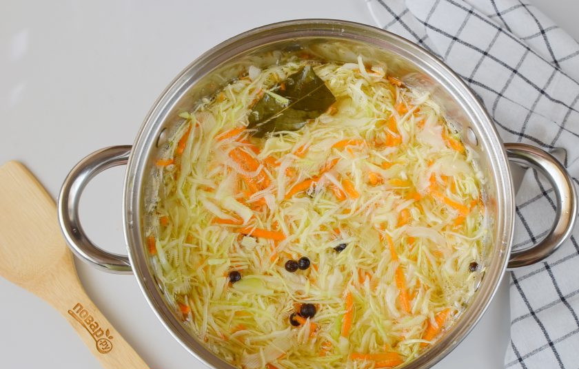 1. Этап. Соленая капуста: В остывший до комнатной температуры рассол выложите солиться капусту с морковью.